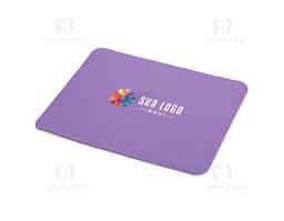 Mouse pad com base emborrachada antiderrapante, garantindo que ele não escorregue durante o uso. A parte de cima é de tecido macio, perfeito para deslizar o mouse com precisão e conforto. Ideal para quem quer personalizar com estampas incríveis e deixar a mesa com a sua identidade!