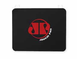 Mouse pad com base emborrachada antiderrapante, garantindo que ele não escorregue durante o uso. A parte de cima é de tecido macio, perfeito para deslizar o mouse com precisão e conforto. Ideal para quem quer personalizar com estampas incríveis e deixar a mesa com a sua identidade!