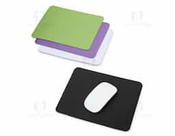 Mouse pad com base emborrachada antiderrapante, garantindo que ele não escorregue durante o uso. A parte de cima é de tecido macio, perfeito para deslizar o mouse com precisão e conforto. Ideal para quem quer personalizar com estampas incríveis e deixar a mesa com a sua identidade!