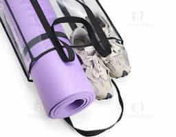 Nossa sacola de PVC é resistente à água e foi projetada para quem valoriza organização e praticidade. Espaçosa o suficiente para acomodar todos os itens essenciais, ela é perfeita para o dia a dia ou momentos que pedem rapidez e eficiência. Suas alças de nylon garantem conforto no transporte, enquanto o design transparente facilita a visualização do que está dentro, evitando esquecer qualquer coisa importante.
