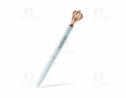 Rei ou Rainha da escrita? A nossa caneta metálica com acionamento por rotação, conta com uma coroa como detalhe decorativo no topo, agregando sofisticação e nobreza ao seu design. Possui ponta de 1.0 mm e carga esferográfica azul.