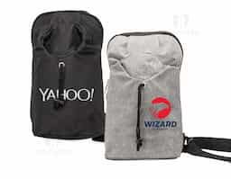 Para quem ama praticidade no dia a dia, essa mochila de ombro de 6 litros é a escolha perfeita. Feita em nylon resistente à água, ela é compacta e super funcional. A mochila possui costas e alças acolchoadas, equipadas com mosquetões que permitem alternar facilmente entre os lados direito e esquerdo, proporcionando maior conforto e versatilidade. O compartimento principal vem com um bolso interno para manter tudo no lugar, e o bolso frontal com fechamento por cordão deixa o acesso bem fácil. Ideal para quem gosta de praticidade sem abrir mão de um visual mais casual.