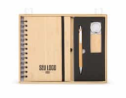 Kit composto por 3 peças: sendo uma caderneta de bambu com capa dura, contendo aproximadamente 70 folhas brancas pautadas, uma caneta de bambu com clipe metálico e um chaveiro de bambu com detalhe em metal. Item perfeito para quem busca elegância, sustentabilidade e o toque natural que só o bambu proporciona.