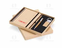 Kit composto por 3 peças: sendo uma caderneta de bambu com capa dura, contendo aproximadamente 70 folhas brancas pautadas, uma caneta de bambu com clipe metálico e um chaveiro de bambu com detalhe em metal. Item perfeito para quem busca elegância, sustentabilidade e o toque natural que só o bambu proporciona.