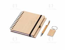 Kit composto por 3 peças: sendo uma caderneta de bambu com capa dura, contendo aproximadamente 70 folhas brancas pautadas, uma caneta de bambu com clipe metálico e um chaveiro de bambu com detalhe em metal. Item perfeito para quem busca elegância, sustentabilidade e o toque natural que só o bambu proporciona.