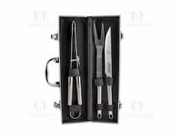 Prepare churrascos deliciosos com nosso kit de três peças, ideal para quem busca qualidade e precisão no preparo de carnes e outros alimentos. O conjunto inclui uma pinça, um garfo e uma faca de sete polegadas, acompanhados de uma elegante maleta de alumínio com plaquinha para personalização, garantindo mais exclusividade e organização.