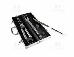 Prepare churrascos deliciosos com nosso kit de três peças, ideal para quem busca qualidade e precisão no preparo de carnes e outros alimentos. O conjunto inclui uma pinça, um garfo e uma faca de sete polegadas, acompanhados de uma elegante maleta de alumínio com plaquinha para personalização, garantindo mais exclusividade e organização.