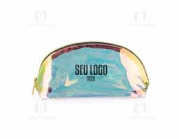 Com a nossa nécessaire holográfica, você leva muito mais do que o essencial: leva estilo e atitude. Confeccionada em TPU resistente à água, proporciona proteção contra respingos e maior durabilidade no uso diário. Seu acabamento com efeito holográfico cria um visual moderno e encantador, que muda conforme a luz e garante destaque por onde passa. Perfeita para organizar itens pessoais com charme, é uma excelente opção de brinde corporativo criativo e marcante.