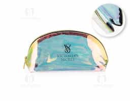 Com a nossa nécessaire holográfica, você leva muito mais do que o essencial: leva estilo e atitude. Confeccionada em TPU resistente à água, proporciona proteção contra respingos e maior durabilidade no uso diário. Seu acabamento com efeito holográfico cria um visual moderno e encantador, que muda conforme a luz e garante destaque por onde passa. Perfeita para organizar itens pessoais com charme, é uma excelente opção de brinde corporativo criativo e marcante.