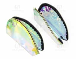 Com a nossa nécessaire holográfica, você leva muito mais do que o essencial: leva estilo e atitude. Confeccionada em TPU resistente à água, proporciona proteção contra respingos e maior durabilidade no uso diário. Seu acabamento com efeito holográfico cria um visual moderno e encantador, que muda conforme a luz e garante destaque por onde passa. Perfeita para organizar itens pessoais com charme, é uma excelente opção de brinde corporativo criativo e marcante.