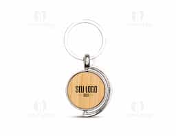 Este chaveiro de metal no formato circular com função giratória combina resistência e elegância, com frente em detalhe de bambu que acrescenta um toque natural ao design. O verso liso completa o acabamento moderno, tornando-o prático e estiloso para organizar as chaves no dia a dia.