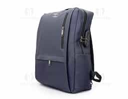 Nossa mochila antifurto de de 23 litros, feita em couro sintético com tecido resistente à água, é funcional e adaptada às necessidades modernas. Projetada para oferecer o máximo de comodidade e segurança, ela conta com três compartimentos, sendo o principal protegido com cadeado de segredo com trava dos zíperes, proporcionando maior proteção contra furtos e acesso indesejado. Além disso, conta com dois bolsos laterais, entrada USB para carregar dispositivos e, na parte interna, um espaço exclusivo para notebook de até 15,6.  Ideal para quem busca uma aliada que combine segurança e tecnologia ao mesmo tempo.