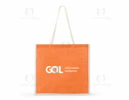Sacola ecológica de juta, resistente e sustentável, com alças costuradas internamente para maior durabilidade. Ideal para compras e uso diário.