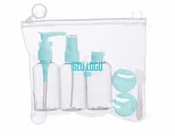 Kit viagem 6 peças em estojo ziplock. Contém frasco de 80ml com tampa spray; frasco de 80ml com tampa rosqueável; frasco de 80 ml com tampa pump; 2 potes de 10ml com tampa rosqueável e mini espátula fosca. Frascos plásticos e estojo em pvc com puxador plástico.