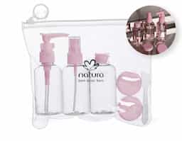 Kit viagem 6 peças em estojo ziplock. Contém frasco de 80ml com tampa spray; frasco de 80ml com tampa rosqueável; frasco de 80 ml com tampa pump; 2 potes de 10ml com tampa rosqueável e mini espátula fosca. Frascos plásticos e estojo em pvc com puxador plástico.