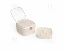 Suas joias merecem um lugar especial, e com este porta-joias, manter os acessórios organizados e protegidos nunca foi tão fácil e elegante. Produzido em plástico e de design compacto, sua abertura principal é cheia de glamour, destacada por um lindo botão na cor rose gold. Sua parte interna conta com três compartimentos: um removível e emborrachado, ideal para anéis, brincos e colares, e outro com divisória, perfeito para itens maiores como batons, pulseiras ou o que mais desejar. Além disso, possui um compartimento com espelho embutido, tornando o momento de se arrumar ainda mais especial na hora de escolher os acessórios.