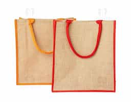 Sacola ecológica confeccionada em juta, um material resistente e sustentável, ideal para quem busca reduzir o impacto ambiental. Com um design prático e versátil, possui alças costuradas na parte interna, garantindo maior durabilidade e conforto ao carregar. Perfeita para compras, passeios ou uso diário, essa sacola é uma excelente alternativa às sacolas plásticas, ajudando a preservar o meio ambiente com estilo e funcionalidade