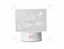 Anote recados e decore ambientes como quartos, escritórios ou salas de estudos com esta luminária moderna e versátil. Ela combina iluminação suave em sua lousa produzida em acrílico, permitindo escrever mensagens e desenhos criativos. Sua base possui antiderrapante em EVA e o seu é funcionamento via USB. Além disso, acompanha caneta com tampa apagadora e um pano para auxiliar na hora da limpeza.