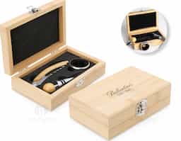 O kit vinho com 3 peças com estojo de bambu é a escolha perfeita para quem busca elegância e funcionalidade. Acompanha um saca-rolhas metálico com acabamento em bambu, que possui lâmina de corte e abridor de garrafa, uma tampa de bico com detalhe em bambu e silicone, e um wine collar. A caixa de bambu tem um design sofisticado e rústico, e contém ainda um berço de espuma interno, garantindo a proteção dos itens.