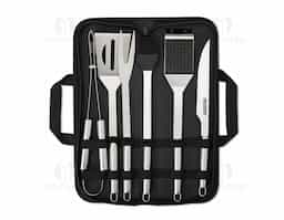 Se você é apaixonado por churrasco e gosta de preparar carnes deliciosas, este kit é a escolha perfeita! Nosso kit churrasco possui 6 peças essenciais de alumínio, garantindo um manuseio preciso e incluindo uma escova para manter a grelha sempre limpa. O kit é composto por pegador, espátula, pincel, garfo e escova para grelha com dois furos para pendurá-la onde desejar. Além disso, as peças vêm acomodadas em um estojo de nylon com alça, tornando o kit fácil de transportar e proteger. Esse kit é tudo o que o seu cliente precisa para preparar um churrasco saboroso e com eficiência.