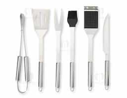 Se você é apaixonado por churrasco e gosta de preparar carnes deliciosas, este kit é a escolha perfeita! Nosso kit churrasco possui 6 peças essenciais de alumínio, garantindo um manuseio preciso e incluindo uma escova para manter a grelha sempre limpa. O kit é composto por pegador, espátula, pincel, garfo e escova para grelha com dois furos para pendurá-la onde desejar. Além disso, as peças vêm acomodadas em um estojo de nylon com alça, tornando o kit fácil de transportar e proteger. Esse kit é tudo o que o seu cliente precisa para preparar um churrasco saboroso e com eficiência.