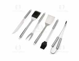 Se você é apaixonado por churrasco e gosta de preparar carnes deliciosas, este kit é a escolha perfeita! Nosso kit churrasco possui 6 peças essenciais de alumínio, garantindo um manuseio preciso e incluindo uma escova para manter a grelha sempre limpa. O kit é composto por pegador, espátula, pincel, garfo e escova para grelha com dois furos para pendurá-la onde desejar. Além disso, as peças vêm acomodadas em um estojo de nylon com alça, tornando o kit fácil de transportar e proteger. Esse kit é tudo o que o seu cliente precisa para preparar um churrasco saboroso e com eficiência.