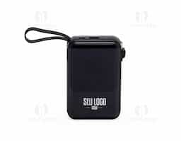 Carregador portátil em plástico com capacidade de até 10.000mAh. Possui display para visualização de percentual de carga do power bank e quatro cabos com saída para micro-USB, USB-C, Lightning e USB, além de entradas USB e USB-C dedicadas apenas para a recarga do próprio dispositivo portátil. Conta ainda com alça de borracha e um tamanho compacto para um transporte discreto, ele possui uma capacidade real de 6.000mAh para manter os dispositivos sempre carregados. Acompanha cabo USB-C.