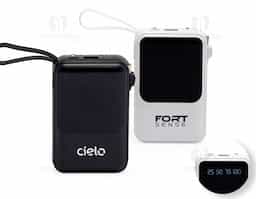 Carregador portátil em plástico com capacidade de até 10.000mAh. Possui display para visualização de percentual de carga do power bank e quatro cabos com saída para micro-USB, USB-C, Lightning e USB, além de entradas USB e USB-C dedicadas apenas para a recarga do próprio dispositivo portátil. Conta ainda com alça de borracha e um tamanho compacto para um transporte discreto, ele possui uma capacidade real de 6.000mAh para manter os dispositivos sempre carregados. Acompanha cabo USB-C.