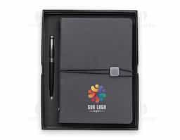 Anote tudo e organize os cartões com o nosso Kit Executivo! Ele vem com uma caneta metálica super sofisticada de 1.0mm na cor preta e um caderno fichário de aproximadamente 96 folhas removíveis, ou seja, dá para trocar, reorganizar e deixar tudo do seu jeito! Os seis anéis garantem praticidade, e a capa dura em couro sintético traz aquele toque elegante durante os registros e planejamentos. E tem mais! São quatro espaços para cartões, sendo um com visor transparente, espaço para guardar anotações, suporte para caneta e fechamento em elástico para manter tudo seguro.  Para um toque exclusivo, ainda acompanha uma plaquinha para personalização e embalagem.