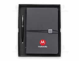 Anote tudo e organize os cartões com o nosso Kit Executivo! Ele vem com uma caneta metálica super sofisticada de 1.0mm na cor preta e um caderno fichário de aproximadamente 96 folhas removíveis, ou seja, dá para trocar, reorganizar e deixar tudo do seu jeito! Os seis anéis garantem praticidade, e a capa dura em couro sintético traz aquele toque elegante durante os registros e planejamentos. E tem mais! São quatro espaços para cartões, sendo um com visor transparente, espaço para guardar anotações, suporte para caneta e fechamento em elástico para manter tudo seguro.  Para um toque exclusivo, ainda acompanha uma plaquinha para personalização e embalagem.