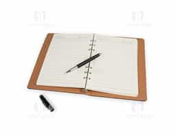 Anote tudo e organize os cartões com o nosso Kit Executivo! Ele vem com uma caneta metálica super sofisticada de 1.0mm na cor preta e um caderno fichário de aproximadamente 96 folhas removíveis, ou seja, dá para trocar, reorganizar e deixar tudo do seu jeito! Os seis anéis garantem praticidade, e a capa dura em couro sintético traz aquele toque elegante durante os registros e planejamentos. E tem mais! São quatro espaços para cartões, sendo um com visor transparente, espaço para guardar anotações, suporte para caneta e fechamento em elástico para manter tudo seguro.  Para um toque exclusivo, ainda acompanha uma plaquinha para personalização e embalagem.