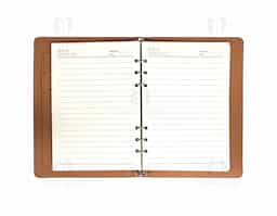 Anote tudo e organize os cartões com o nosso Kit Executivo! Ele vem com uma caneta metálica super sofisticada de 1.0mm na cor preta e um caderno fichário de aproximadamente 96 folhas removíveis, ou seja, dá para trocar, reorganizar e deixar tudo do seu jeito! Os seis anéis garantem praticidade, e a capa dura em couro sintético traz aquele toque elegante durante os registros e planejamentos. E tem mais! São quatro espaços para cartões, sendo um com visor transparente, espaço para guardar anotações, suporte para caneta e fechamento em elástico para manter tudo seguro.  Para um toque exclusivo, ainda acompanha uma plaquinha para personalização e embalagem.