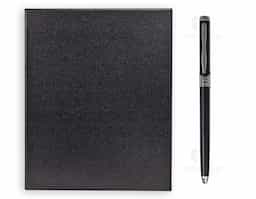 Anote tudo e organize os cartões com o nosso Kit Executivo! Ele vem com uma caneta metálica super sofisticada de 1.0mm na cor preta e um caderno fichário de aproximadamente 96 folhas removíveis, ou seja, dá para trocar, reorganizar e deixar tudo do seu jeito! Os seis anéis garantem praticidade, e a capa dura em couro sintético traz aquele toque elegante durante os registros e planejamentos. E tem mais! São quatro espaços para cartões, sendo um com visor transparente, espaço para guardar anotações, suporte para caneta e fechamento em elástico para manter tudo seguro.  Para um toque exclusivo, ainda acompanha uma plaquinha para personalização e embalagem.