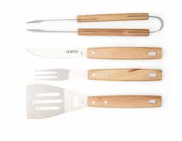 Praticidade para qualquer churrasco! Este kit conta com quatro peças essenciais: espátula, garfo, pegador e faca de 6 polegadas, todas em aço inox com cabos de madeira, acomodadas em um estojo de nylon que facilita o armazenamento e transporte. Para maior exclusividade, acompanha uma plaquinha metálica personalizável com verso autoadesivo.