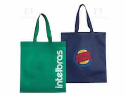 Sacola biodegradável com costura termo selada, ideal para substituir sacolas descartáveis. Feita com material resistente e de alta qualidade, oferece ampla profundidade e durabilidade para o uso diário. Uma opção prática e sustentável.