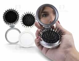 Espelho com escova de cabelo em plástico resistente.