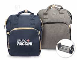 Mais do que uma mochila, ela é perfeita para quem valoriza organização inteligente e precisa de espaço suficiente para levar tudo o que precisa! Versátil , pode ser usada como bolsa, berço e até trocador, adaptando-se às suas necessidades com facilidade. Feita de nylon resistente à água, conta com quatro compartimentos inteligentes: um frontal com três bolsos térmicos, ideais para manter itens sensíveis na temperatura certa, dois bolsos laterais com elástico, incluindo um prático compartimento para lenços umedecidos, e um compartimento principal espaçoso com quatro bolsos internos para manter tudo no lugar. Conta também com um compartimento funcional que transforma a mochila em um berço ao abrir o zíper por completo. Acompanha um mini colchão e dois acessórios, permitindo montá-lo sempre que precisar. E para tornar o seu dia a dia ainda mais prático, ela conta com duas alças de mão e mais duas extras, permitindo pendurá-la onde for mais conveniente. Essa mochila é perfeita para atender as mais diversas demandas do dia a dia de forma prática e eficiente.