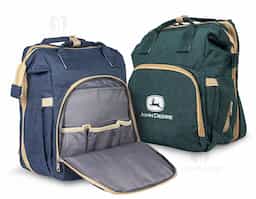 Mais do que uma mochila, ela é perfeita para quem valoriza organização inteligente e precisa de espaço suficiente para levar tudo o que precisa! Versátil , pode ser usada como bolsa, berço e até trocador, adaptando-se às suas necessidades com facilidade. Feita de nylon resistente à água, conta com quatro compartimentos inteligentes: um frontal com três bolsos térmicos, ideais para manter itens sensíveis na temperatura certa, dois bolsos laterais com elástico, incluindo um prático compartimento para lenços umedecidos, e um compartimento principal espaçoso com quatro bolsos internos para manter tudo no lugar. Conta também com um compartimento funcional que transforma a mochila em um berço ao abrir o zíper por completo. Acompanha um mini colchão e dois acessórios, permitindo montá-lo sempre que precisar. E para tornar o seu dia a dia ainda mais prático, ela conta com duas alças de mão e mais duas extras, permitindo pendurá-la onde for mais conveniente. Essa mochila é perfeita para atender as mais diversas demandas do dia a dia de forma prática e eficiente.