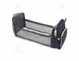 Mais do que uma mochila, ela é perfeita para quem valoriza organização inteligente e precisa de espaço suficiente para levar tudo o que precisa! Versátil , pode ser usada como bolsa, berço e até trocador, adaptando-se às suas necessidades com facilidade. Feita de nylon resistente à água, conta com quatro compartimentos inteligentes: um frontal com três bolsos térmicos, ideais para manter itens sensíveis na temperatura certa, dois bolsos laterais com elástico, incluindo um prático compartimento para lenços umedecidos, e um compartimento principal espaçoso com quatro bolsos internos para manter tudo no lugar. Conta também com um compartimento funcional que transforma a mochila em um berço ao abrir o zíper por completo. Acompanha um mini colchão e dois acessórios, permitindo montá-lo sempre que precisar. E para tornar o seu dia a dia ainda mais prático, ela conta com duas alças de mão e mais duas extras, permitindo pendurá-la onde for mais conveniente. Essa mochila é perfeita para atender as mais diversas demandas do dia a dia de forma prática e eficiente.