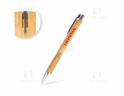 A nossa caneta ecológica de bambu é a opção perfeita para acompanhar uma rotina repleta de registros. Com um design elegante, ela conta com clipe metálico, carga esferográfica azul de 1.0mm e acionamento por clique, unindo praticidade e sustentabilidade. Para torná-la ainda mais exclusiva, acompanha um estojo de papel com estampa que imita bambu.