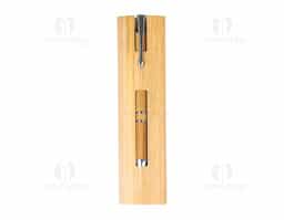 A nossa caneta ecológica de bambu é a opção perfeita para acompanhar uma rotina repleta de registros. Com um design elegante, ela conta com clipe metálico, carga esferográfica azul de 1.0mm e acionamento por clique, unindo praticidade e sustentabilidade. Para torná-la ainda mais exclusiva, acompanha um estojo de papel com estampa que imita bambu.