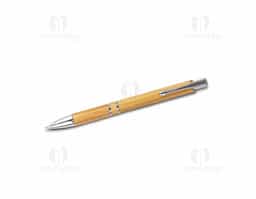 A nossa caneta ecológica de bambu é a opção perfeita para acompanhar uma rotina repleta de registros. Com um design elegante, ela conta com clipe metálico, carga esferográfica azul de 1.0mm e acionamento por clique, unindo praticidade e sustentabilidade. Para torná-la ainda mais exclusiva, acompanha um estojo de papel com estampa que imita bambu.