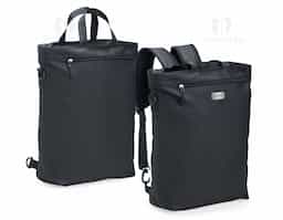 Nossa Mochila de PU 18L é a solução perfeita para te acompanhar nas mais diversas necessidades, podendo ser utilizada de três formas, se adaptando facilmente a diferentes ocasiões. Com um design moderno e descontraído, inspirado no formato saco, é feita em PU resistente à água e conta com três compartimentos: um frontal, outro na parte traseira, onde as alças podem ser guardadas quando usada como bolsa e, quando utilizada no modo mochila, esse espaço se transforma em mais um compartimento. Já o compartimento principal oferece amplo espaço e um bolso com zíper para manter itens menores acessíveis e fáceis de encontrar. Além disso, possui alças de mão e uma alça transversal removível, proporcionando ainda mais versatilidade. Seu design flexível a torna uma excelente escolha para quem busca uma bolsa funcional e estilosa.