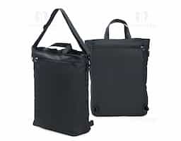 Nossa Mochila de PU 18L é a solução perfeita para te acompanhar nas mais diversas necessidades, podendo ser utilizada de três formas, se adaptando facilmente a diferentes ocasiões. Com um design moderno e descontraído, inspirado no formato saco, é feita em PU resistente à água e conta com três compartimentos: um frontal, outro na parte traseira, onde as alças podem ser guardadas quando usada como bolsa e, quando utilizada no modo mochila, esse espaço se transforma em mais um compartimento. Já o compartimento principal oferece amplo espaço e um bolso com zíper para manter itens menores acessíveis e fáceis de encontrar. Além disso, possui alças de mão e uma alça transversal removível, proporcionando ainda mais versatilidade. Seu design flexível a torna uma excelente escolha para quem busca uma bolsa funcional e estilosa.