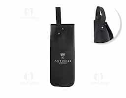 Apresentação sofisticada e prática! O porta vinho feito em poliuretano comporta uma garrafa e é ideal para um manuseio seguro e eficiente. Conta com alça para transporte e encaixe superior, proporcionando um fechamento firme e mantendo a garrafa estável dentro do estojo.