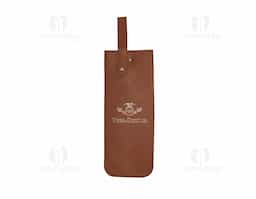 Apresentação sofisticada e prática! O porta vinho feito em poliuretano comporta uma garrafa e é ideal para um manuseio seguro e eficiente. Conta com alça para transporte e encaixe superior, proporcionando um fechamento firme e mantendo a garrafa estável dentro do estojo.