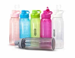 Hidratação na medida certa. Nosso squeeze de 850ml é perfeito para quem mantém uma rotina fitness ou deseja monitorar a hidratação com precisão. Produzido em plástico livre de BPA, garante mais segurança para sua hidratação diária. Conta com marcação no corpo, facilitando o controle da ingestão de água ou outras bebidas para melhorar o desempenho e o bem-estar. Sua tampa rosqueável possui alça integrada e tampa protetora  para o bocal com trava, garantindo mais segurança e praticidade. Resistente e funcional, é o aliado ideal para uma rotina leve e equilibrada.