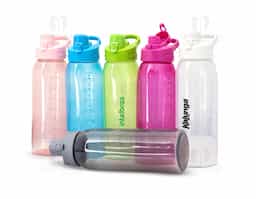 Hidratação na medida certa. Nosso squeeze de 850ml é perfeito para quem mantém uma rotina fitness ou deseja monitorar a hidratação com precisão. Produzido em plástico livre de BPA, garante mais segurança para sua hidratação diária. Conta com marcação no corpo, facilitando o controle da ingestão de água ou outras bebidas para melhorar o desempenho e o bem-estar. Sua tampa rosqueável possui alça integrada e tampa protetora  para o bocal com trava, garantindo mais segurança e praticidade. Resistente e funcional, é o aliado ideal para uma rotina leve e equilibrada.