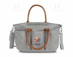 Nossa bolsa multifuncional de 8 litros é projetada para se adaptar a diferentes ocasiões. Produzida em poliéster com tecido resistente à água, possui alças em couro sintético que combinam com um design moderno e prático, ideal para guardar diversos itens, como os de bebê, trabalho e afins. A parte interna oferece um espaço amplo e adaptável, com duas divisórias contendo velcro que permitem criar até três compartimentos separados. Além disso, possui um bolso com zíper e três bolsos internos, sendo um deles com elástico para facilitar o acesso. O fechamento da bolsa é feito por um compartimento que protege a parte central. Para torná-la ainda mais funcional, conta com um compartimento térmico integrado, ajudando a manter a bebida na temperatura ideal por mais tempo. Na parte externa, há cinco bolsos adicionais, além de um engate de nylon com fechamento em velcro, perfeito para prender em carrinhos de bebê ou onde desejar. Suas alças podem ser usadas no ombro ou nas mãos. Além disso, conta com uma alça extra ajustável e removível, oferecendo mais versatilidade sempre que necessário. Essa bolsa é uma excelente opção de brinde, unindo modernidade e praticidade.