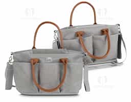 Nossa bolsa multifuncional de 8 litros é projetada para se adaptar a diferentes ocasiões. Produzida em poliéster com tecido resistente à água, possui alças em couro sintético que combinam com um design moderno e prático, ideal para guardar diversos itens, como os de bebê, trabalho e afins. A parte interna oferece um espaço amplo e adaptável, com duas divisórias contendo velcro que permitem criar até três compartimentos separados. Além disso, possui um bolso com zíper e três bolsos internos, sendo um deles com elástico para facilitar o acesso. O fechamento da bolsa é feito por um compartimento que protege a parte central. Para torná-la ainda mais funcional, conta com um compartimento térmico integrado, ajudando a manter a bebida na temperatura ideal por mais tempo. Na parte externa, há cinco bolsos adicionais, além de um engate de nylon com fechamento em velcro, perfeito para prender em carrinhos de bebê ou onde desejar. Suas alças podem ser usadas no ombro ou nas mãos. Além disso, conta com uma alça extra ajustável e removível, oferecendo mais versatilidade sempre que necessário. Essa bolsa é uma excelente opção de brinde, unindo modernidade e praticidade.